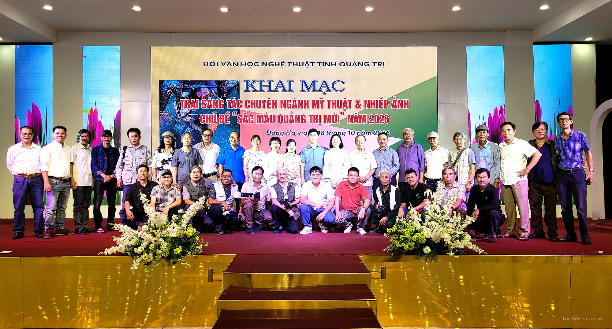 Các họa sĩ và nghệ sĩ nhiếp ảnh tham dự trại